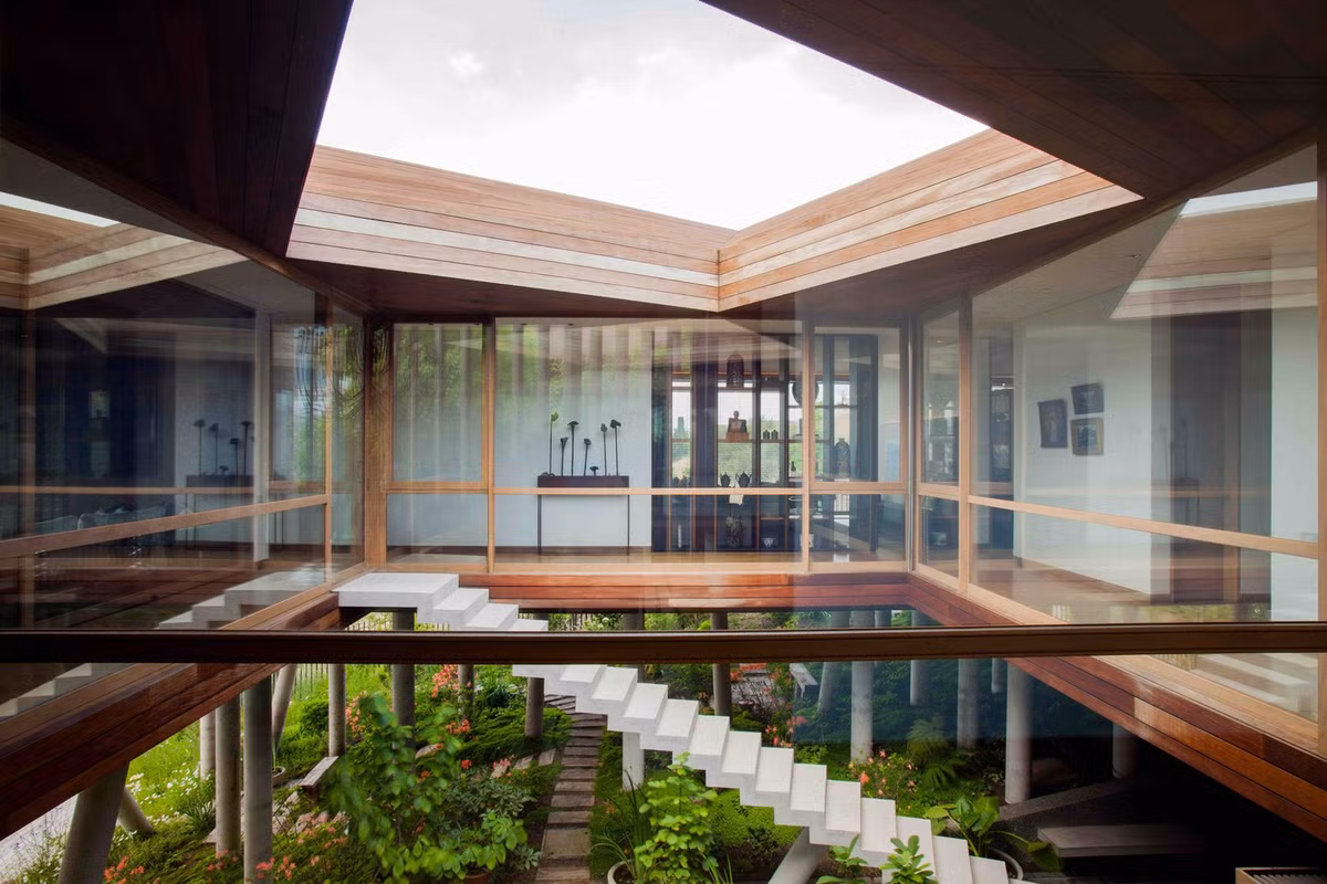 Thiết kế giếng trời trung tâm nổi bật, mở ra cảnh quan xanh mát và thoáng đãng cho toàn bộ không gian nhà.