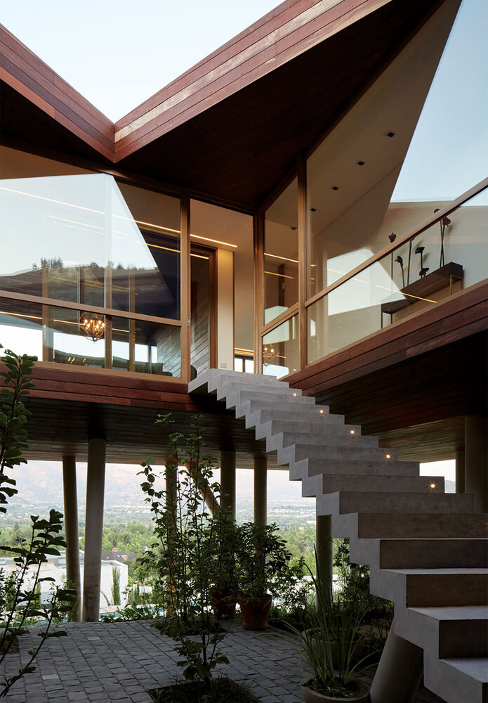 Cầu thang ngay dưới giếng trời được thi công rất khéo, kết nối tầng 1 và tầng 2.