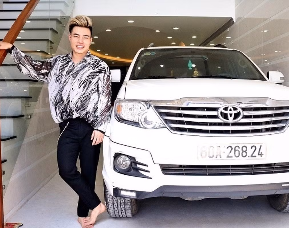 Trước đó, nam diễn viên từng sở hữu một chiếc xe hơi 7 chỗ Toyota Fortuner để phục vụ công việc đi diễn giao hàng cho vợ hàng ngày. Ảnh: Vietnamnet