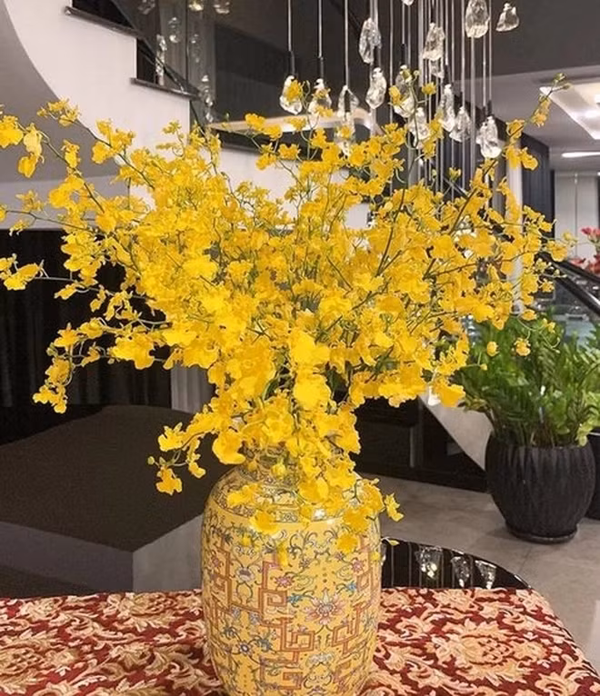 Nữ ca sĩ còn sưu tầm bình hoa nghệ thuật để trang trí cho căn nhà.