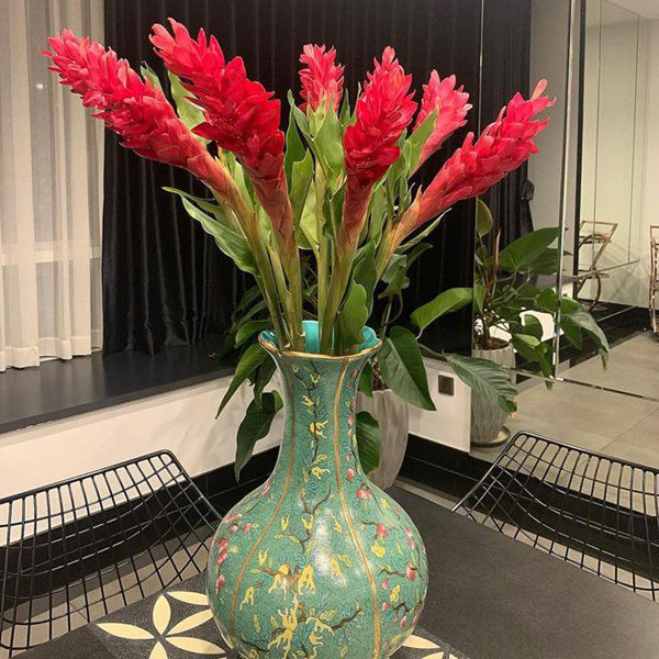 Trong nhà của Hoàng Thùy Linh luôn tràn ngập hoa tươi.