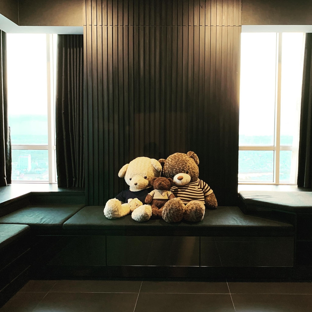 Nội thất trong nhà được lựa chọn một cách tỉ mỉ để phù hợp với phong cách chung.