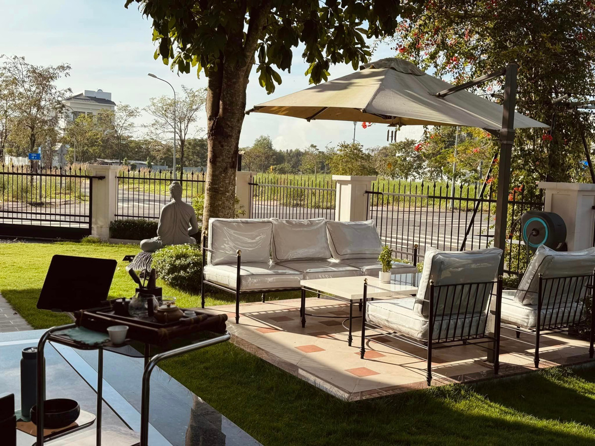 Trong khuôn viên biệt thự còn có khoảng sân vườn rộng lớn, tràn ngập cây xanh. Nam diễn viên thường xuyên chia sẻ hình ảnh tận hưởng và ăn uống vui chơi cùng người thân gia đình.