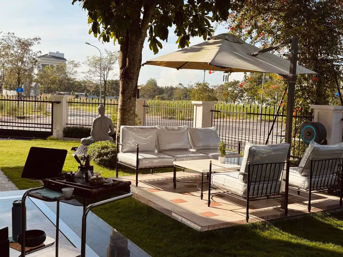 Trong khuôn viên biệt thự còn có khoảng sân vườn rộng lớn, tràn ngập cây xanh. Nam diễn viên thường xuyên chia sẻ hình ảnh tận hưởng và ăn uống vui chơi cùng người thân gia đình.