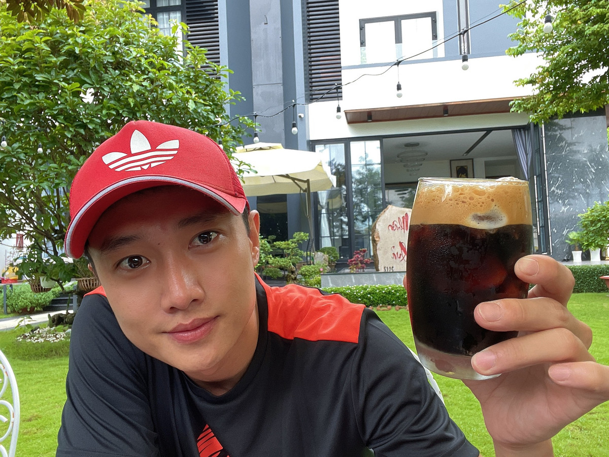 Quốc Trường là CEO ở một thương hiệu mì cay có hơn 100 chi nhánh khắp Việt Nam, thậm chí cả Lào và Campuchia. Trong đó, nam diễn viên sở hữu khoảng 20 nhà hàng của hệ thống này, còn lại là nhượng quyền.