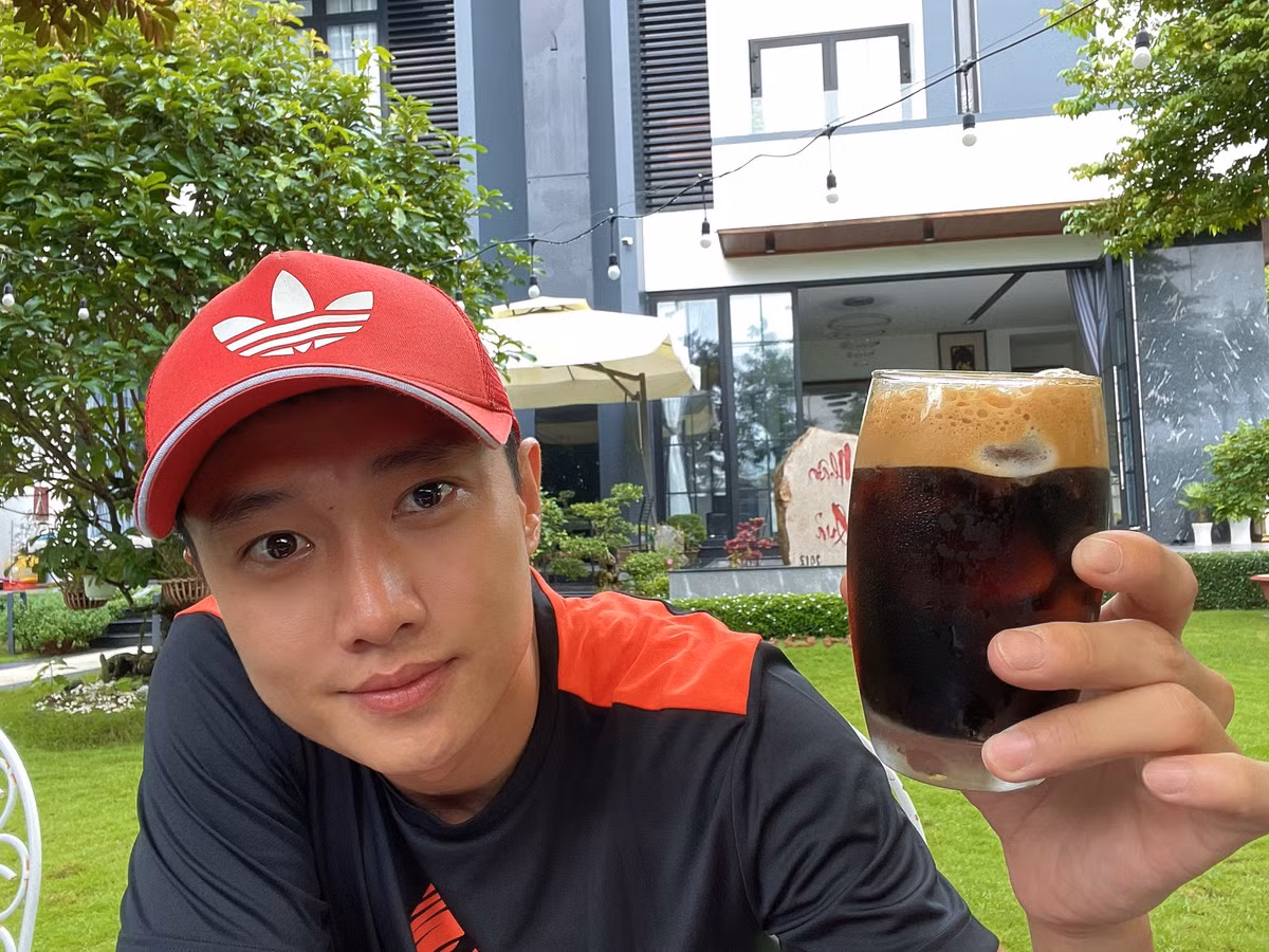 Quốc Trường là CEO ở một thương hiệu mì cay có hơn 100 chi nhánh khắp Việt Nam, thậm chí cả Lào và Campuchia. Trong đó, nam diễn viên sở hữu khoảng 20 nhà hàng của hệ thống này, còn lại là nhượng quyền.