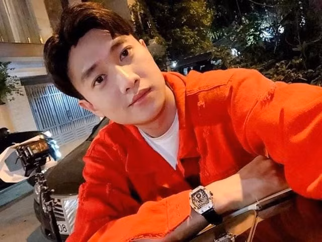 Nam diễn viên từng diện chiếc đồng hồ thương hiệu Richard Mille RM 51-02 Tourbillon Diamond Twister có giá khoảng 900. 000 USD (tương đương 22 tỷ đồng). Nguồn ảnh: FBNV