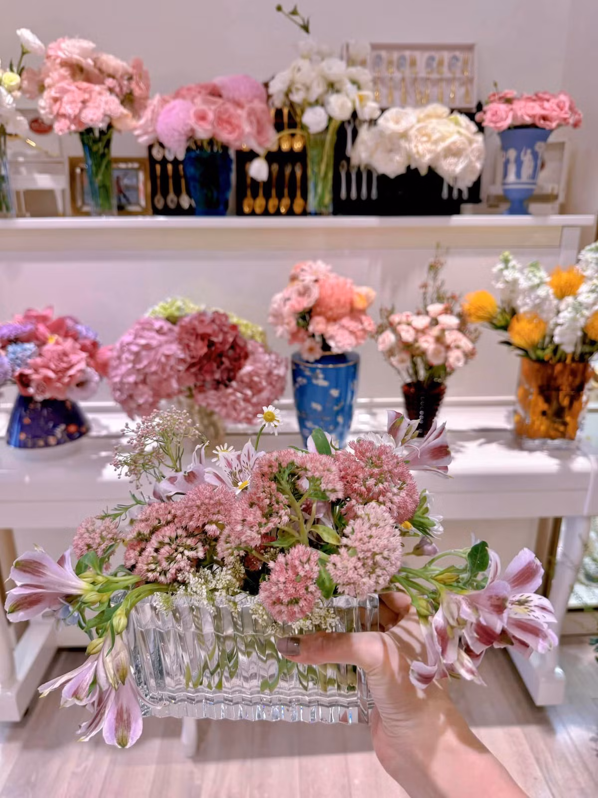  MC Diệp Chi là người rất yêu hoa và thích trang trí nhà cửa. Mới đây, sau sinh nhật của mình, nữ MC tận dụng những bó hoa được tặng cắm vào lọ tô điểm cho căn nhà.