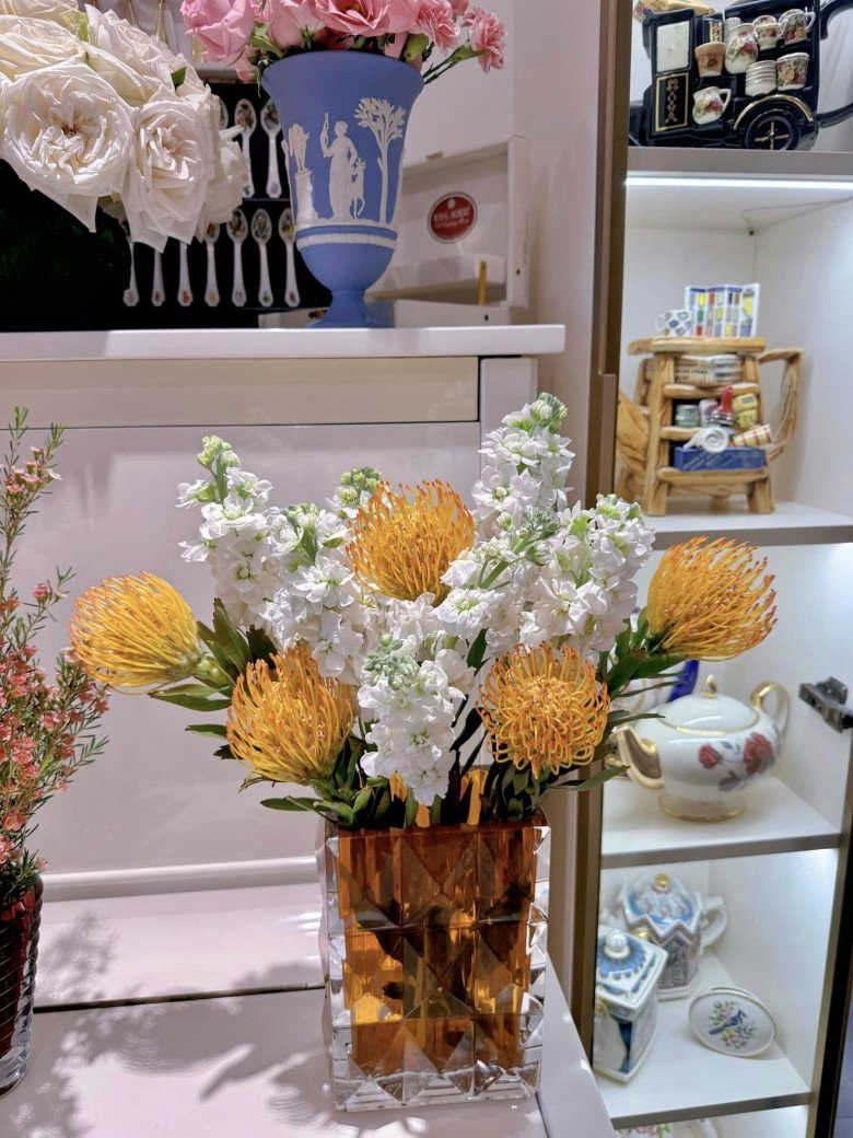 Góc nào trong nhà cũng được trang trí bằng một bình hoa đa sắc.