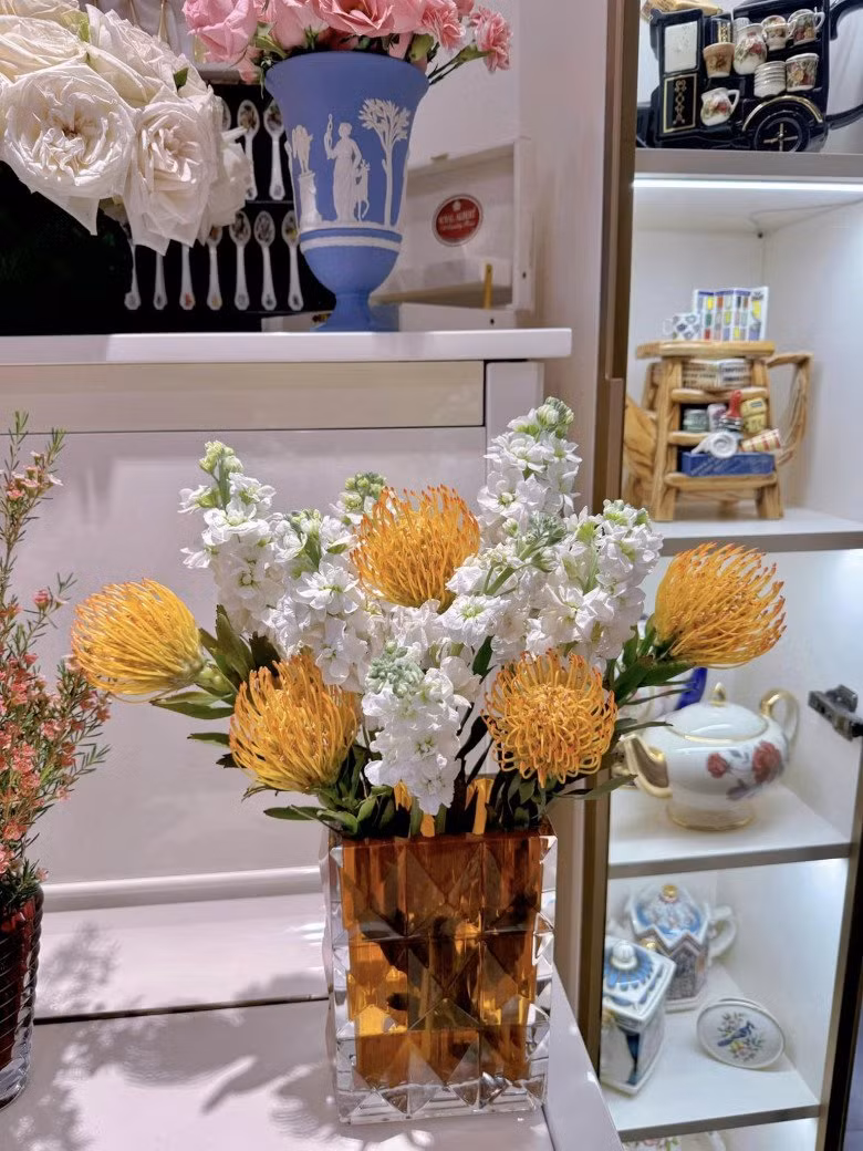 Góc nào trong nhà cũng được trang trí bằng một bình hoa đa sắc.