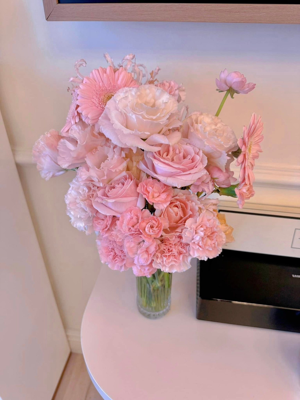 Với Diệp Chi, có thời gian cắm hoa (dẫu lọ mọ giữa đêm) nghĩa là đã đỡ bận hơn một chút rồi.