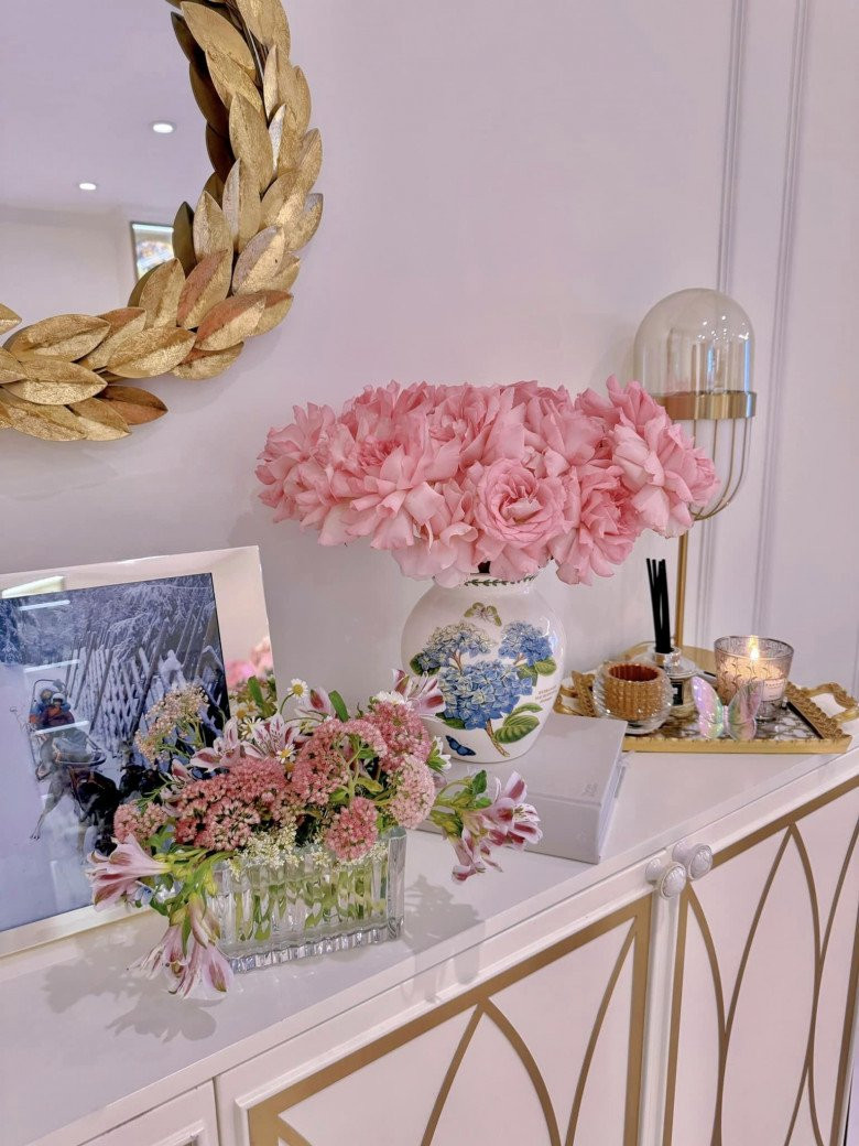 Mỗi chiếc lọ với nhiều hình dáng được nữ MC cắm hoa theo những kiểu khác nhau.