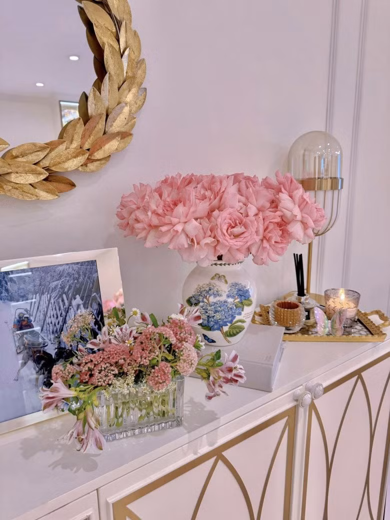 Mỗi chiếc lọ với nhiều hình dáng được nữ MC cắm hoa theo những kiểu khác nhau.