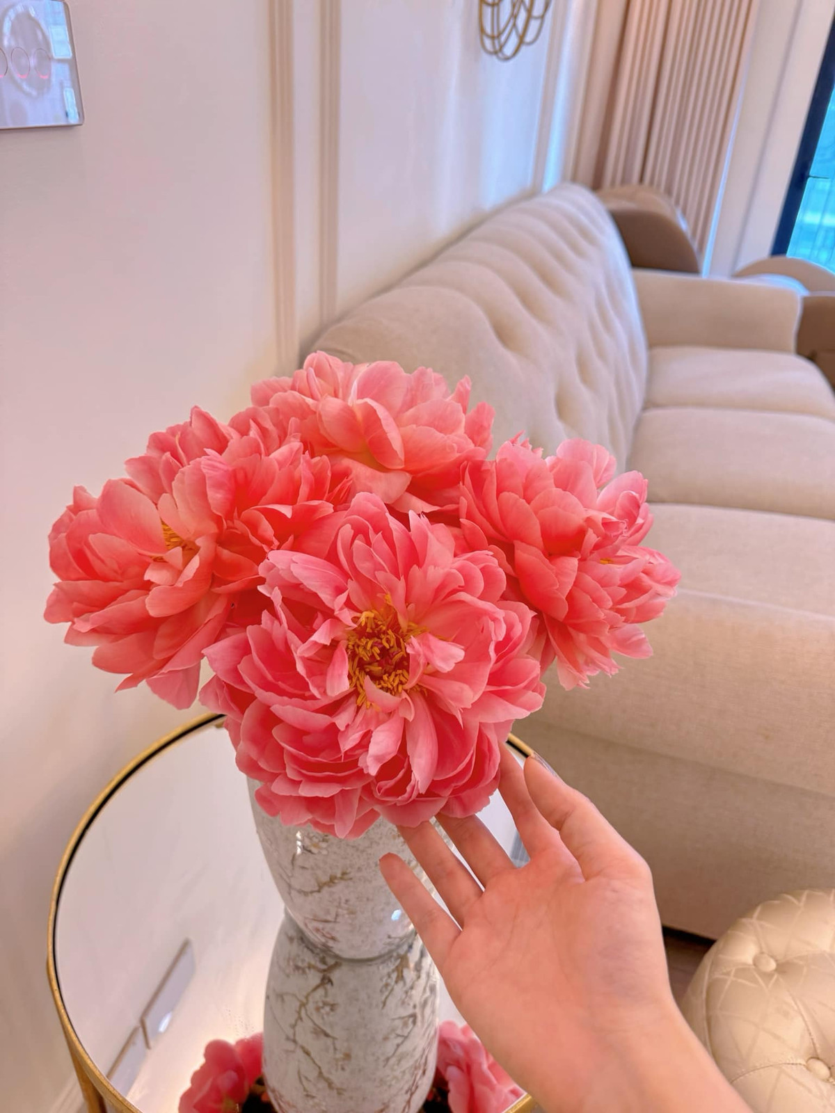 Phòng khách sáng sủa được nhấn nhá bằng bình hoa rực rỡ.