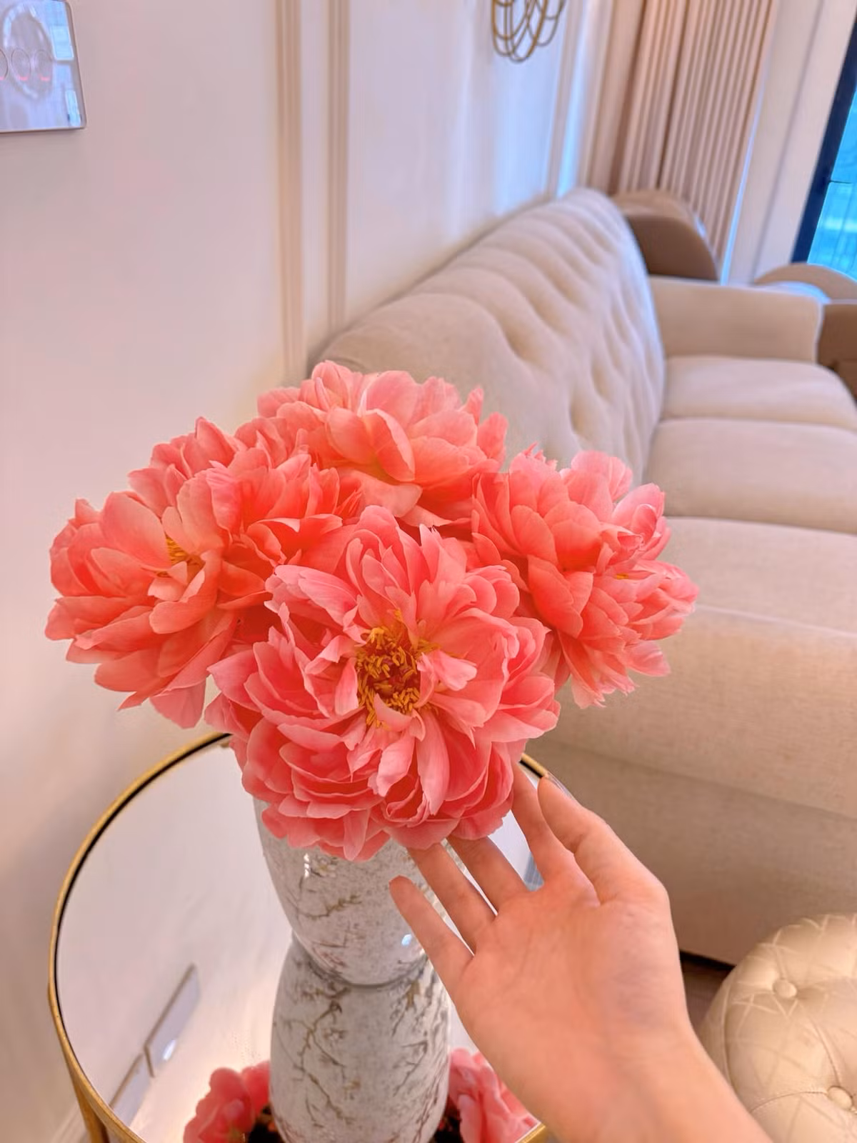 Phòng khách sáng sủa được nhấn nhá bằng bình hoa rực rỡ.