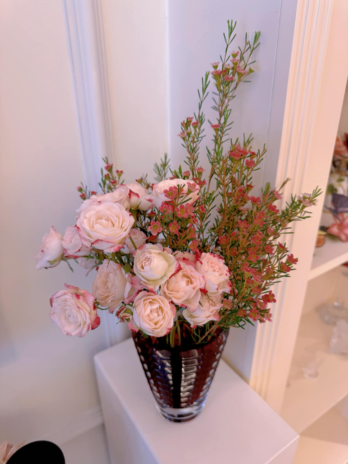 Nhận được nhiều lời khen ngợi nhưng MC Diệp Chi khiêm tốn: "Tại hoa đẹp chứ không phải vì tay đâu".