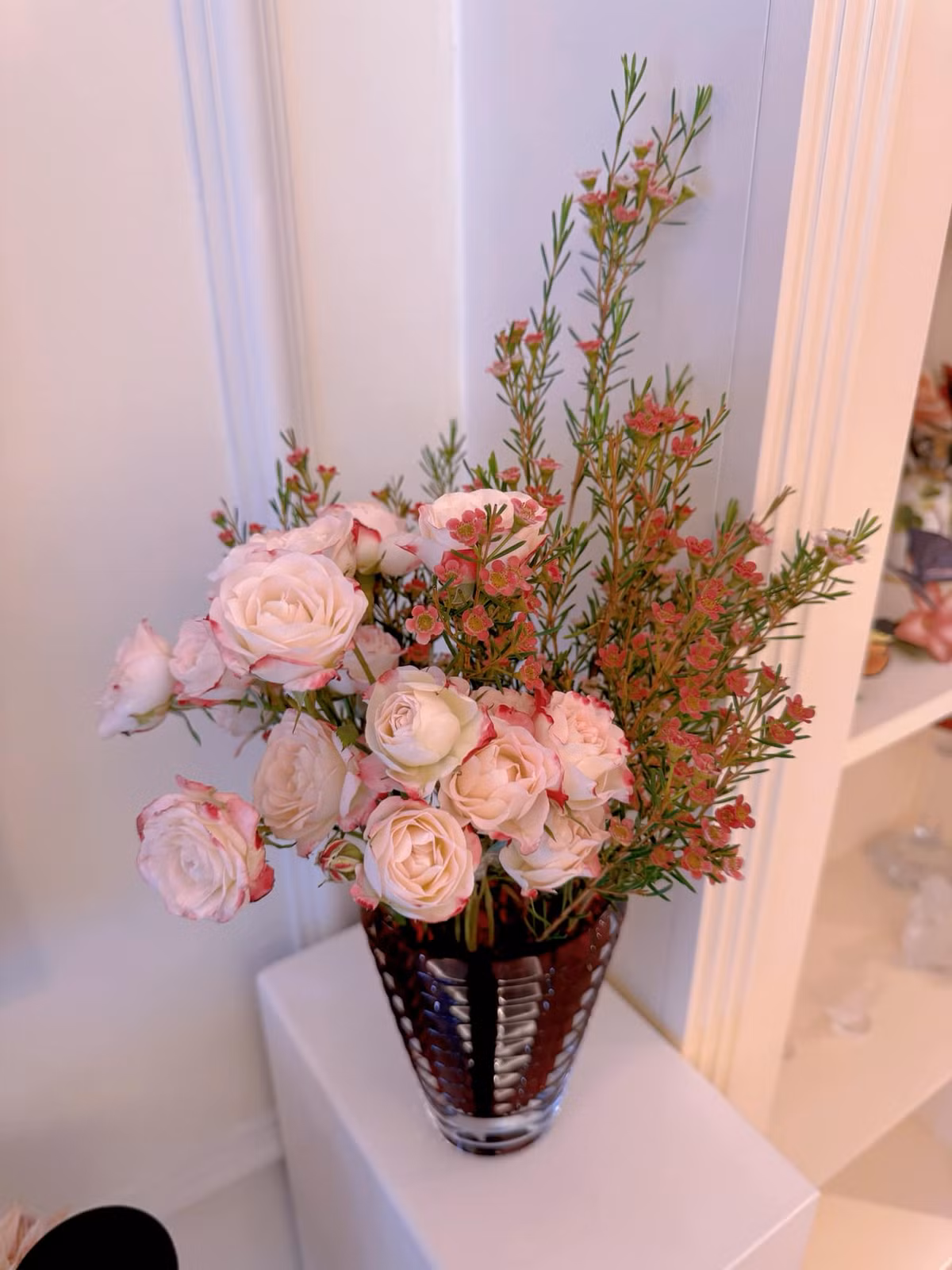 Nhận được nhiều lời khen ngợi nhưng MC Diệp Chi khiêm tốn: "Tại hoa đẹp chứ không phải vì tay đâu".