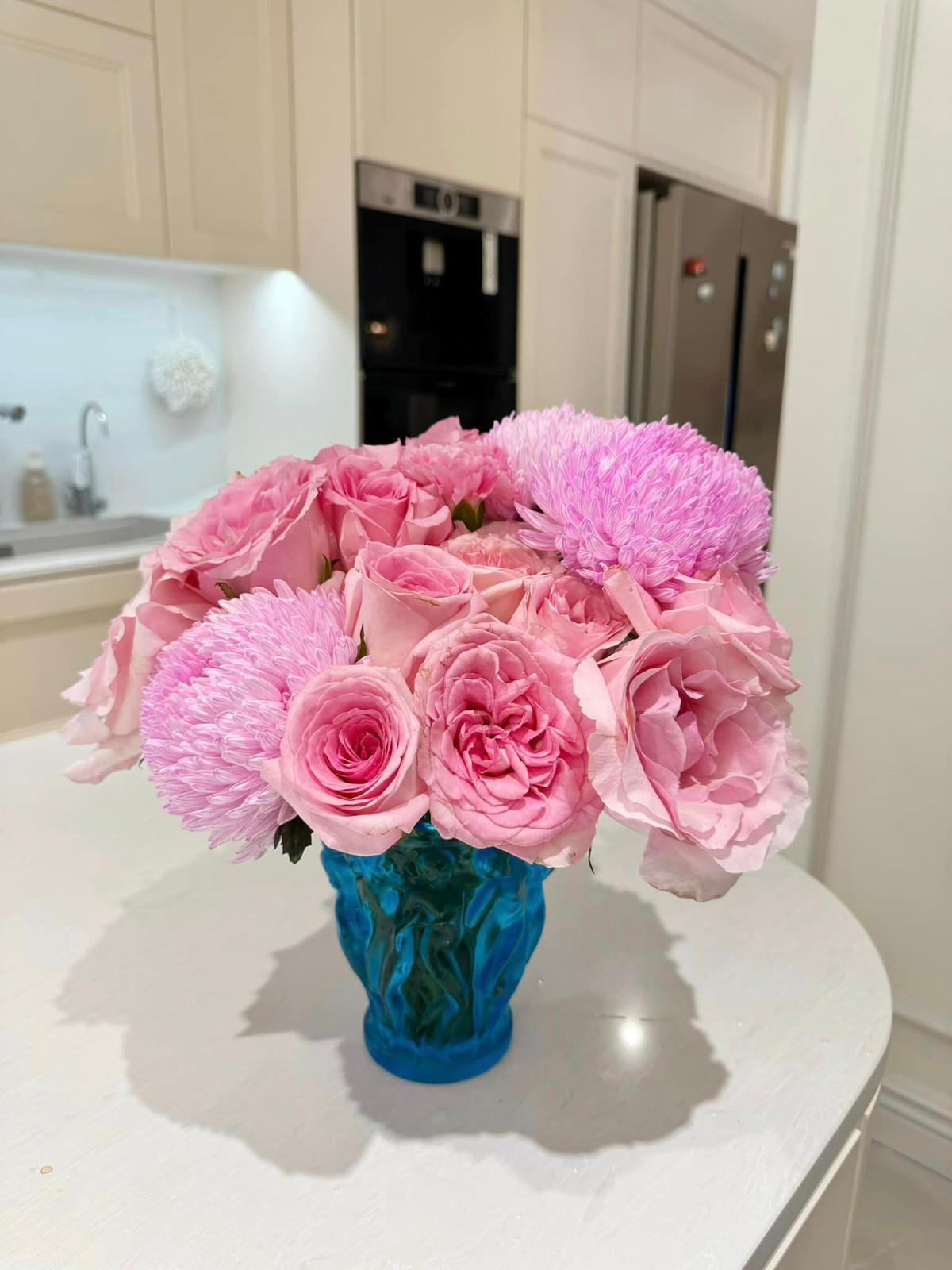 Tại khu vực bàn ăn, Diệp Chi đặt một bình hoa lớn.