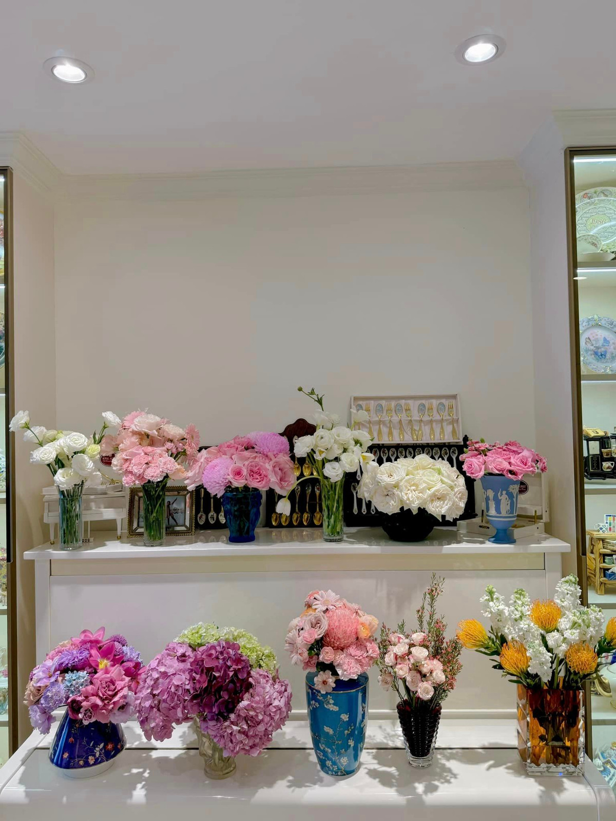 Nhiều bạn bè xuýt xoa ví căn nhà của MC Diệp Chi như một vườn hoa thu nhỏ hay một cửa hàng bán hoa.