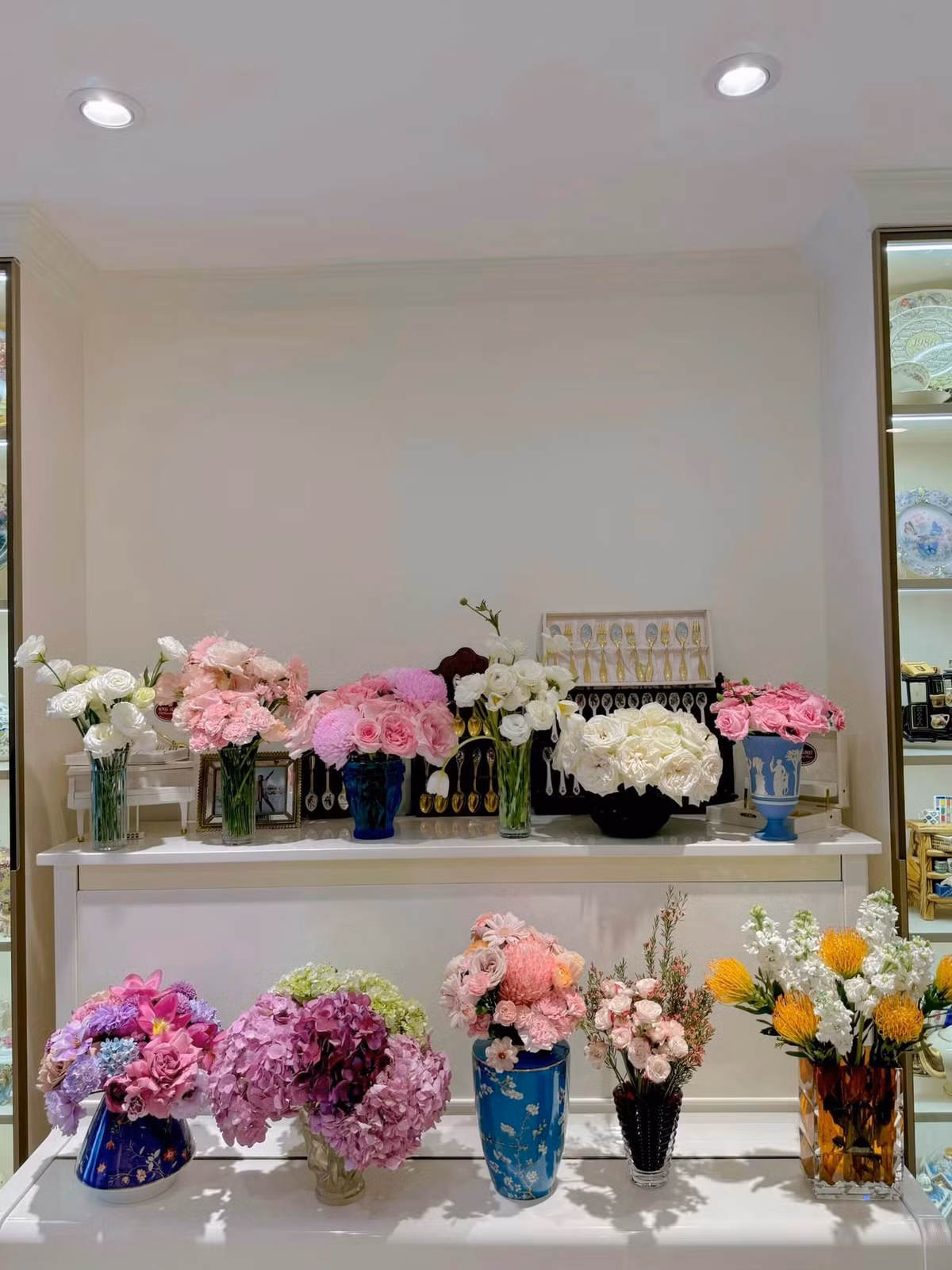 Nhiều bạn bè xuýt xoa ví căn nhà của MC Diệp Chi như một vườn hoa thu nhỏ hay một cửa hàng bán hoa.