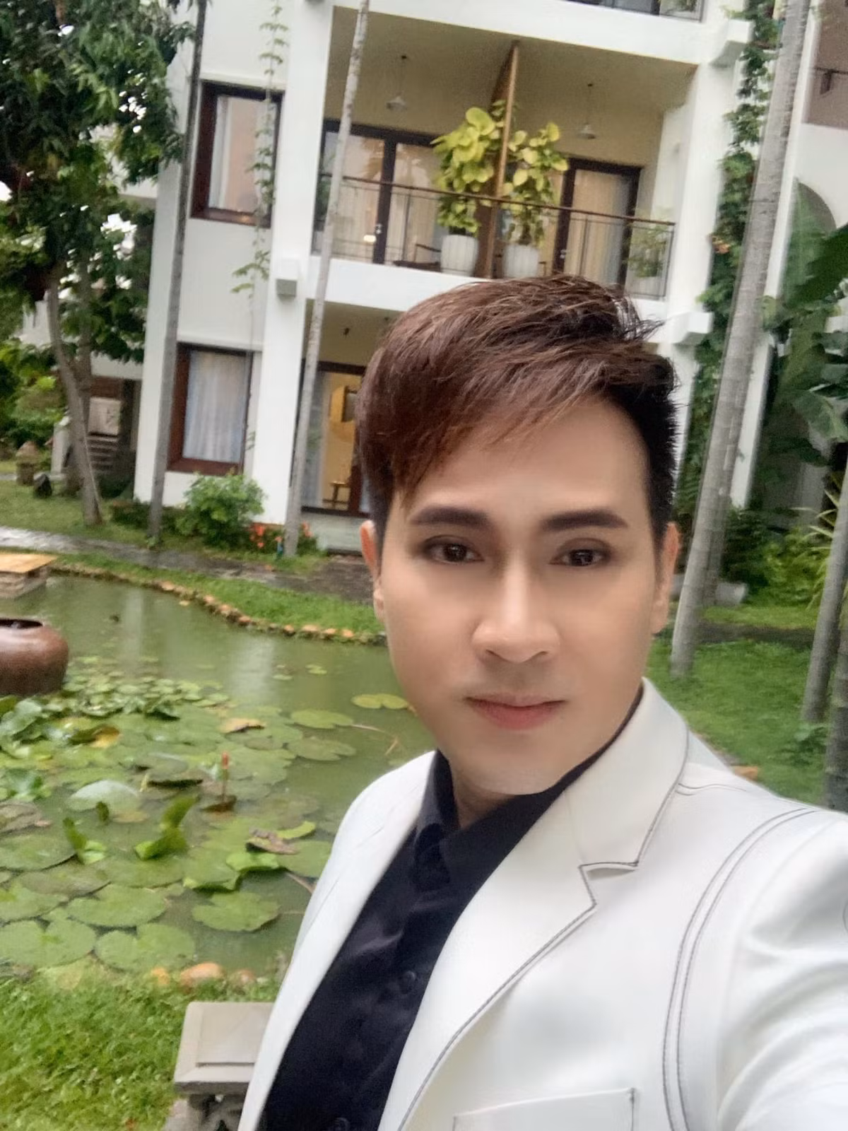 Nguyên Vũ nổi tiếng trong showbiz Việt với nhiều vai trò như ca sĩ, diễn viên, MC, game show. Ở ngưỡng U50, ca sĩ Nguyên Vũ sở hữu khối tài sản kếch xù. Ảnh: FBNV
