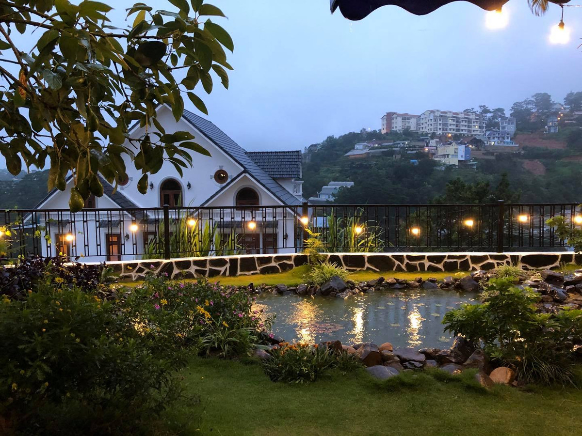 Hồ cá trong sân vườn. Ảnh: Facebook