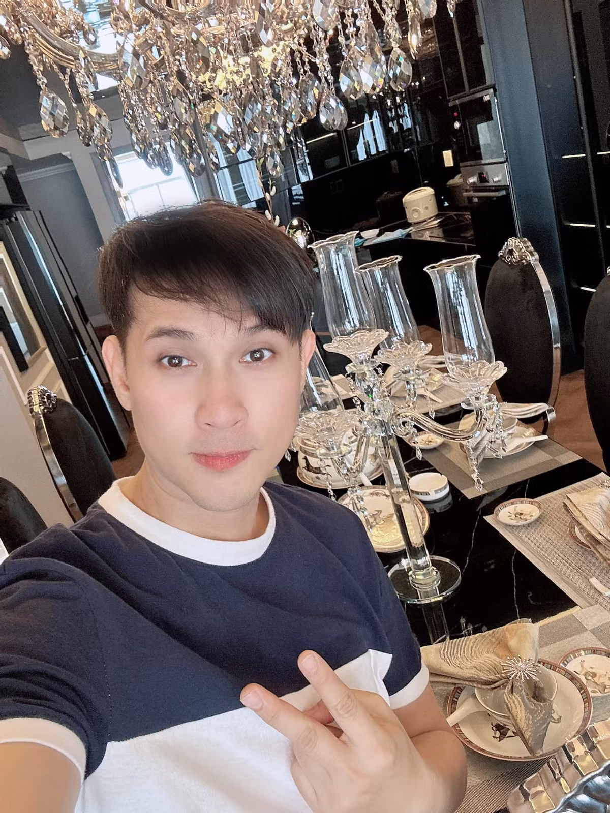 Năm ngoái, Nguyên Vũ còn tậu căn penthouse rộng 600m2 với 8 phòng ngủ, 10 toilet, 3 phòng khách và 3 khu vực bếp. Ảnh: FBNV