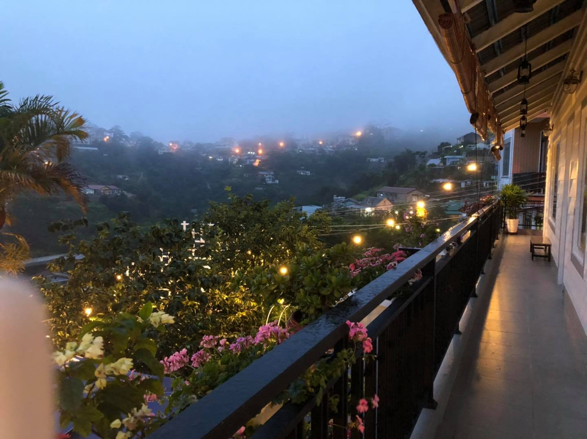 Biệt thự lung linh dưới ánh đèn khi về đêm. Ảnh: Facebook