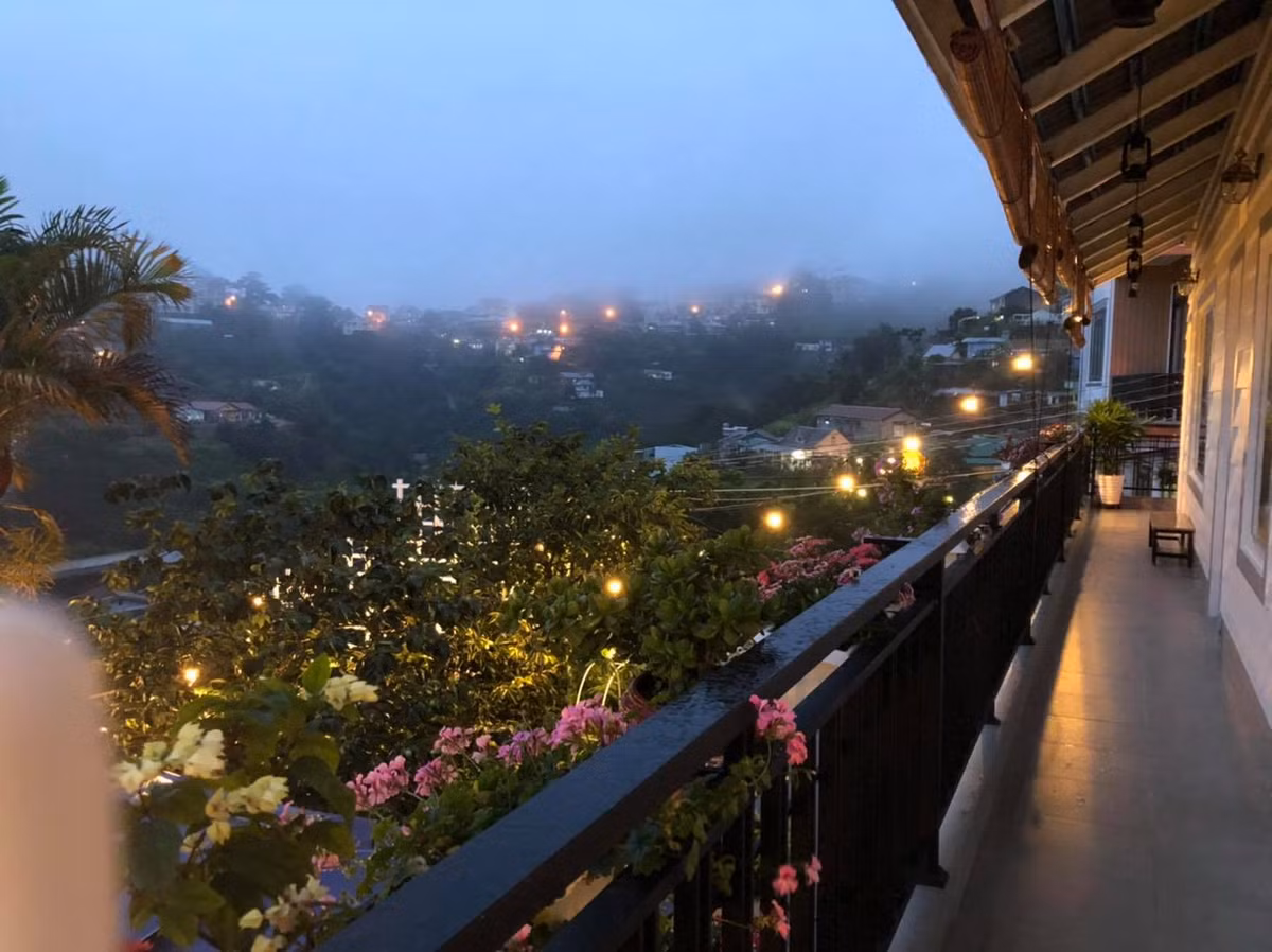 Biệt thự lung linh dưới ánh đèn khi về đêm. Ảnh: Facebook