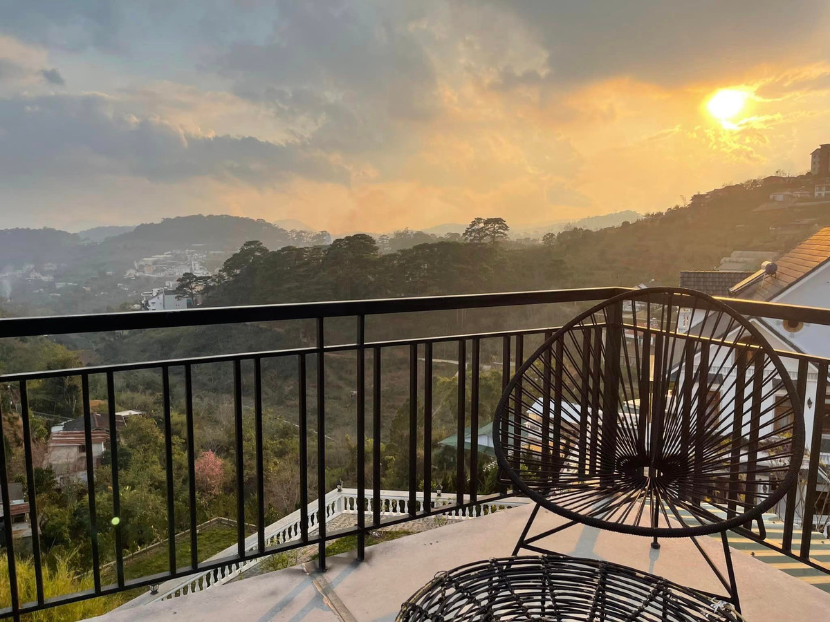 Trong biệt thự có đầy đủ các khu sinh hoạt chung và khu vực riêng để ngắm cảnh toàn khu thung lũng. Ảnh: Facebook