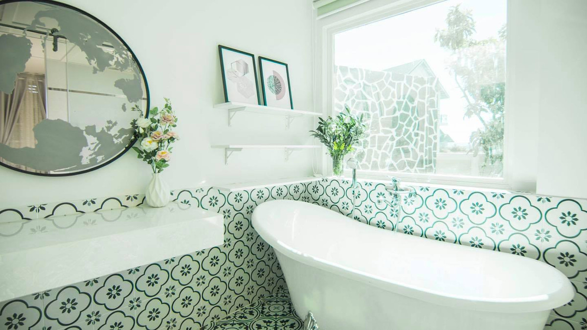 Phòng tắm với nội thất hiện đại, có tầm nhìn ra bên ngoài. Ảnh: Facebook