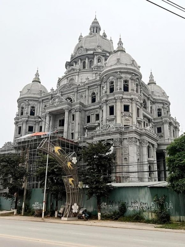 Những người thợ cho biết họ không gặp nhau bên trong căn biệt thự được vì nó quá rộng, ai làm việc người nấy. Ảnh: Vietnamfinance