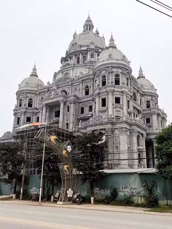 Những người thợ cho biết họ không gặp nhau bên trong căn biệt thự được vì nó quá rộng, ai làm việc người nấy. Ảnh: Vietnamfinance