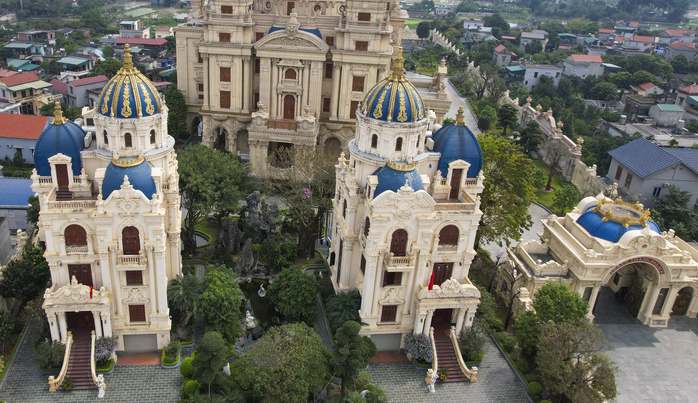 Tòa lâu đài có 2 cổng ra vào. Toàn bộ vỉa hè được chủ nhân lát đá. Ảnh: Vietnamfinance