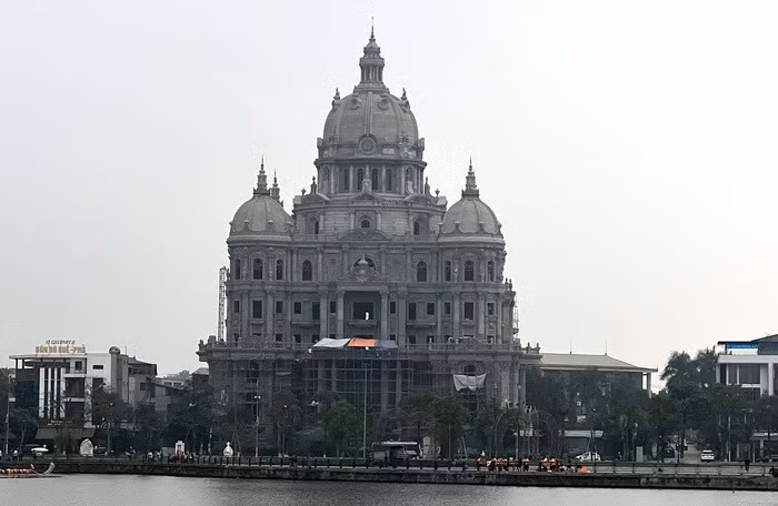 Tọa lạc trên đường Nguyễn Tất Thành (thành phố Việt Trì, Phú Thọ), tòa lâu đài Hải Linh cũng khiến nhiều người choáng ngợp bởi trị giá lên tới hàng nghìn tỷ đồng. Ảnh: Vietnamfinance