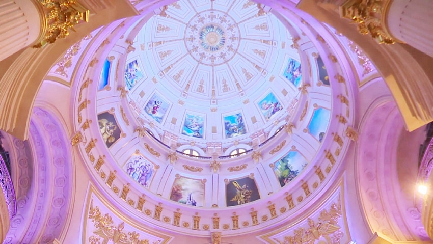 Không gian bên trong toà nhà xây dựng giống như cung điện tại châu Âu với kiến trúc, màu sơn và hệ mái vòm đặc trưng. Ảnh: chụp màn hình Nhato
