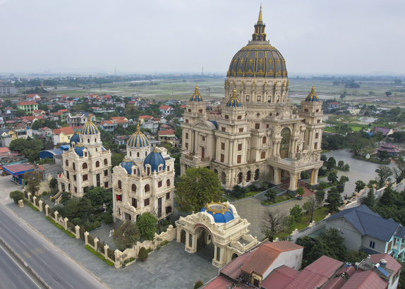 Toà nhà lấy ý tưởng từ Nhà thờ Thánh Peter và những công trình ở Vatican (Italy) kết hợp với một số chi tiết thuần Việt và sở thích của gia chủ. Ảnh: Vietnamfinance