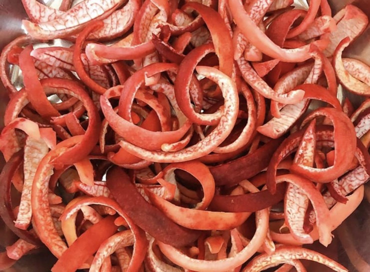 Để làm mứt, người làm phải gọt vỏ chanh dây và lấy hết phần hạt bên trong. Phần cùi của quả được giữ lại và cắt thành miếng vừa ăn. Ảnh: Internet