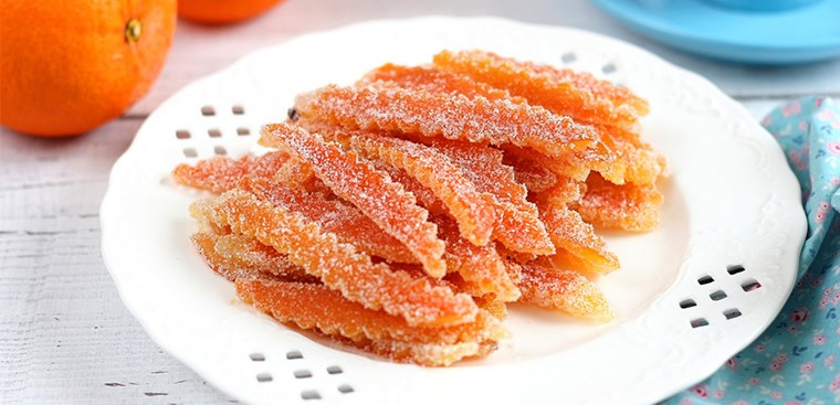 Vỏ cam cũng được nhiều người sử dụng để làm mứt vào các dịp Tết. Vỏ cam làm mứt thường là loại vỏ dày để đảm bảo mứt dẻo và ngon. Ảnh: Bachhoaxanh