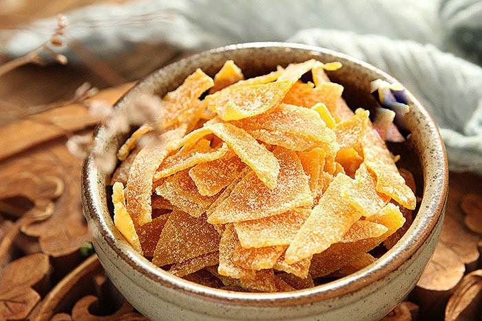 Trên thị trường, mứt vỏ cam hiện được rao bán giá đến hơn 300.000 đồng/kg. Ảnh: Vietnamnet