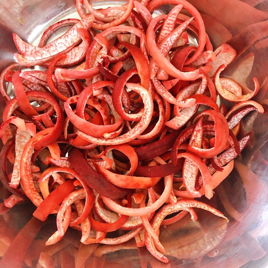 Ít ai ngờ vỏ chanh dây cũng được tận dụng làm mứt và bán ra thị trường từ 100.000 đồng/kg. Ảnh: Internet