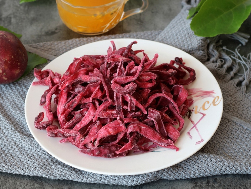 Quy trình làm vứt vỏ chanh dây trải qua rất nhiều công đoạn tỉ mỉ. Ảnh: Internet