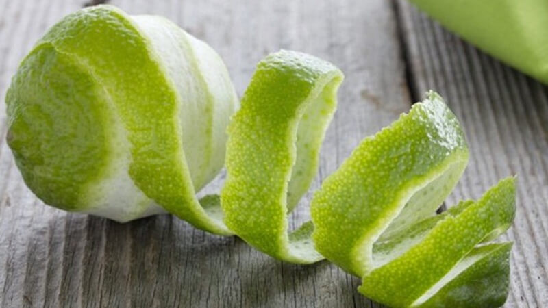  Vỏ bưởi thường bị người ăn vứt đi như một phế phẩm. Tuy nhiên, vỏ bưởi hiện được các cơ sở thu mua để nấu tinh dầu, phần cùi làm nguyên liệu nấu món chè bưởi. Ảnh: Internet