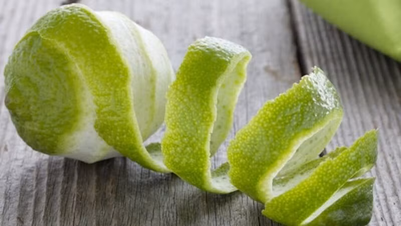  Vỏ bưởi thường bị người ăn vứt đi như một phế phẩm. Tuy nhiên, vỏ bưởi hiện được các cơ sở thu mua để nấu tinh dầu, phần cùi làm nguyên liệu nấu món chè bưởi. Ảnh: Internet