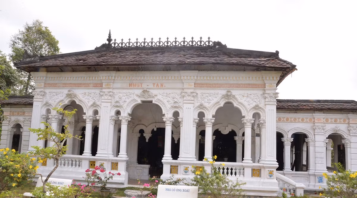 Theo ghi chép còn lại trong dòng họ Lê ở Đông Hòa Hiệp, để xây dựng được ngôi nhà, ông Lê Văn Ký đã bỏ ra 10 năm mua gỗ ở tận Campuchia, rồi đóng bè thả theo dòng sông Cửu Long về Việt Nam đến Cái Bè thì kéo lên. Ảnh: Baoapbac