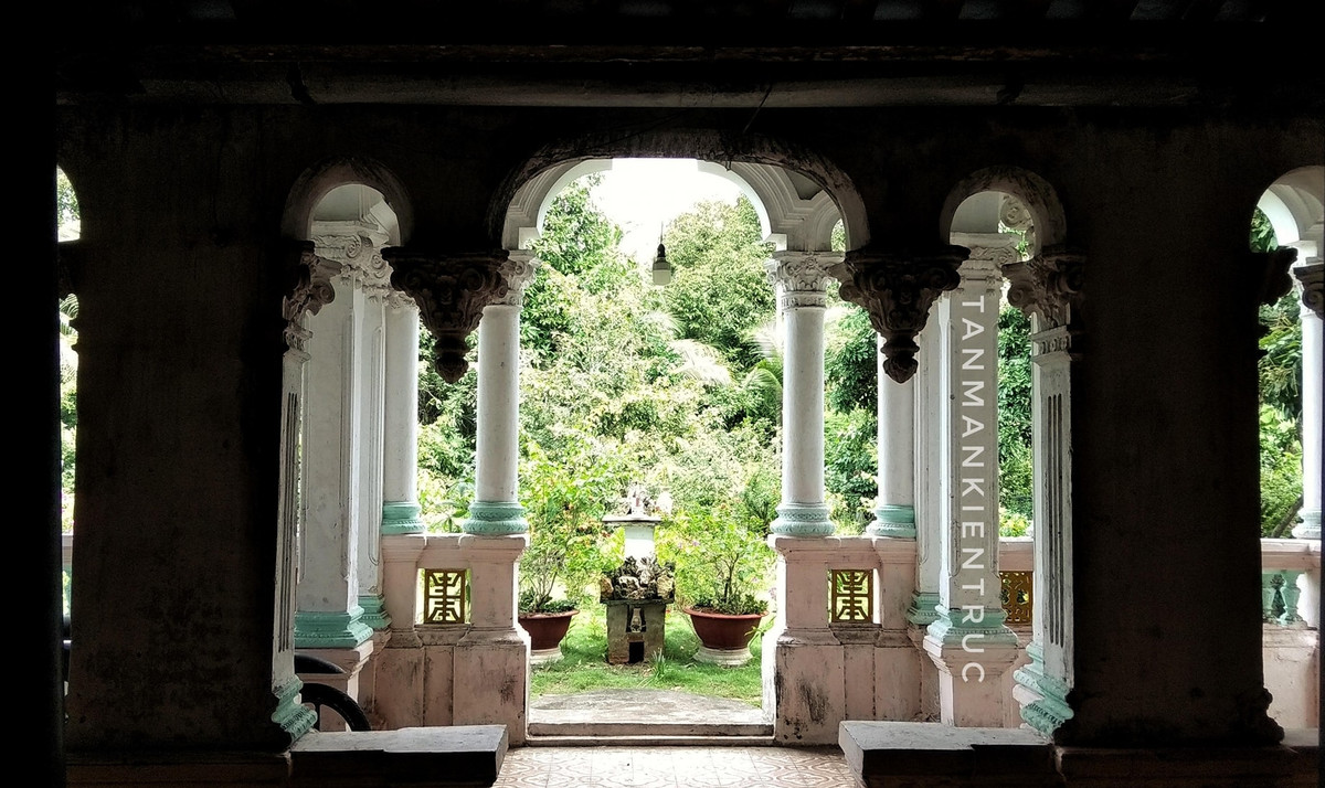 Ngôi nhà rộng 750 m2, xây dựng theo kiến trúc kiểu nhà rường của Huế, gồm ba gian, hai chái, hình chữ Đinh cùng các hoa văn chạm khắc, trang trí công phu. Ảnh: Tản Mạn Kiến Trúc