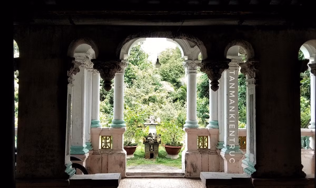 Ngôi nhà rộng 750 m2, xây dựng theo kiến trúc kiểu nhà rường của Huế, gồm ba gian, hai chái, hình chữ Đinh cùng các hoa văn chạm khắc, trang trí công phu. Ảnh: Tản Mạn Kiến Trúc