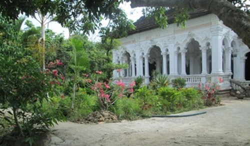 Trong quần thể làng nhà cổ Đông Hòa Hiệp (Cái Bè, Tiền Giang), ngôi nhà cổ của ông Lê Quag Xoát ở ấp An Thạnh (xã Đông Hòa Hiệp) đặc biệt nhất bởi xây dựng lâu đời và có sự pha trộn giữa kiến trúc phương Đông – phương Tây rất độc đáo. Ảnh: Báo Vĩnh Long