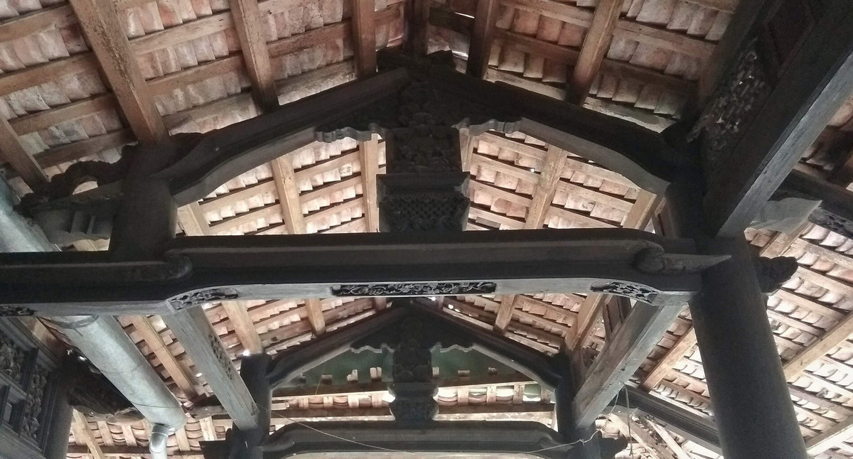 Đáng chú ý, bên trong căn nhà cổ từ cột, kèo, vách, sàn cho đến bàn thờ đều được làm bằng các loại gỗ quý như lim, căm xe. Ảnh: Tản Mạn Kiến Trúc