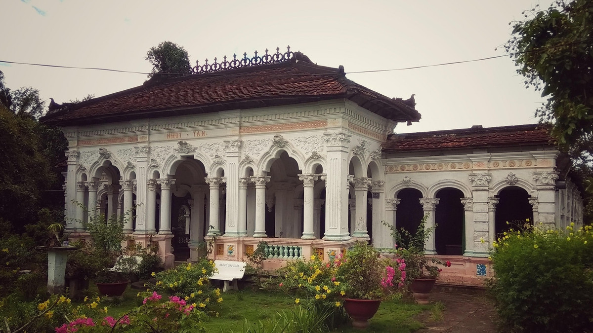 Khi đã chuẩn bị đủ số gỗ làm nhà, ông Ký ra tận Huế thuê thợ vào làm ròng rã hơn 3 năm mới hoàn thành. Ảnh: Tản Mạn Kiến Trúc